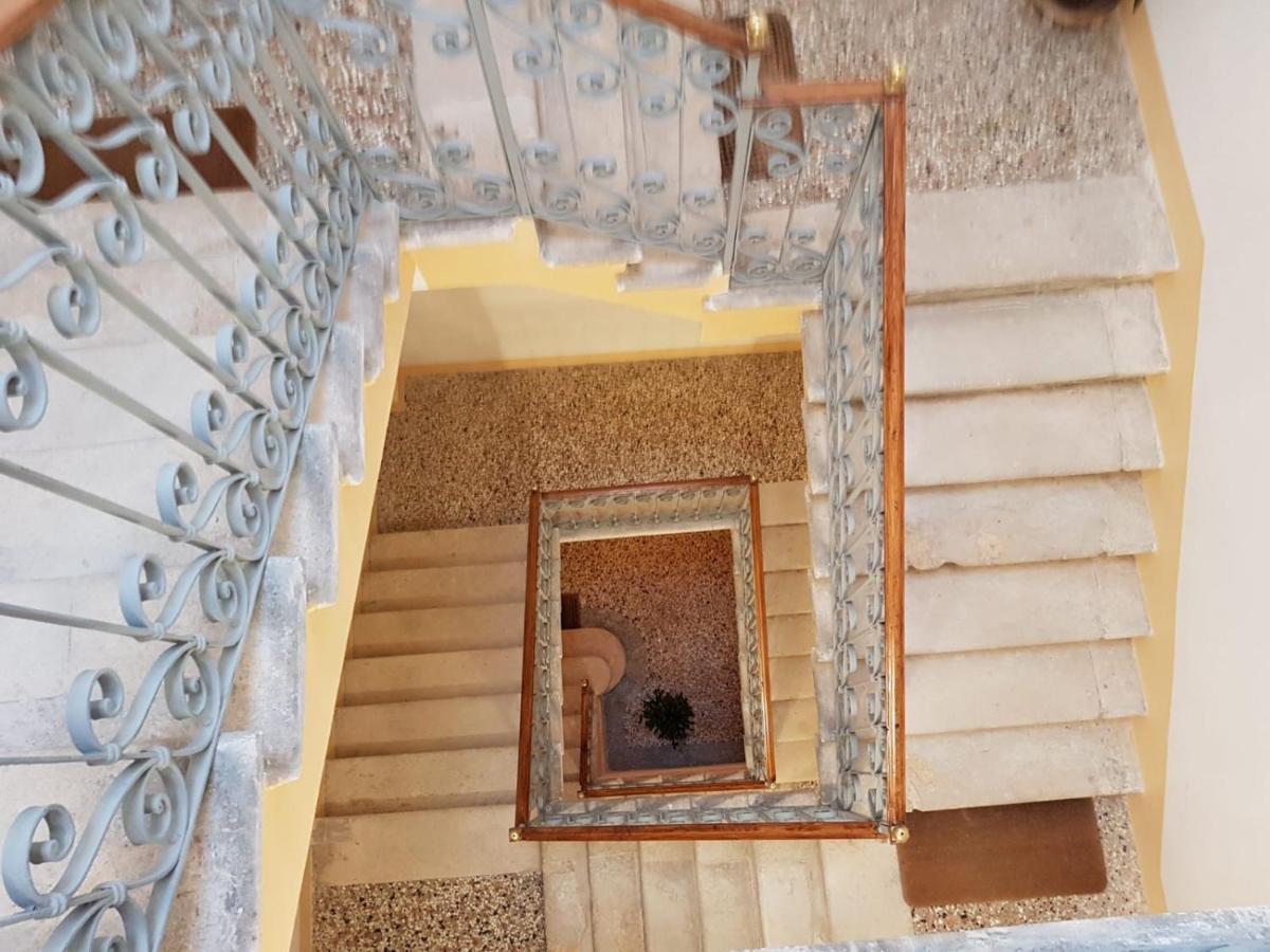 Residenza Emilia Apartment Venesia Bagian luar foto